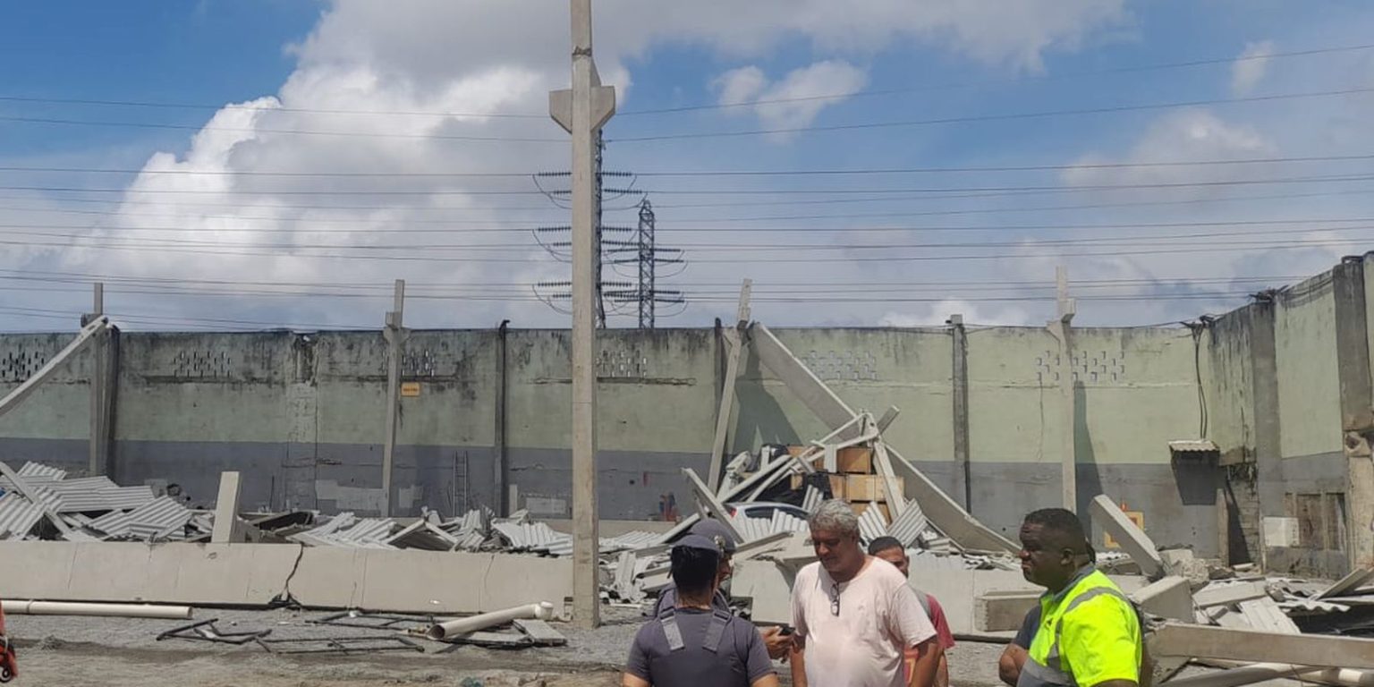 Desabamento de galpão deixa quatro feridos em Santos desabamento-de-galpao-deixa-quatro-feridos-em-santos