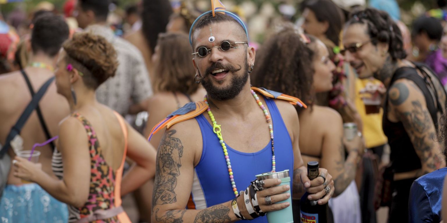 no-distrito-federal-folioes-chegam-cedo-para-a-concentracao-nos-blocos