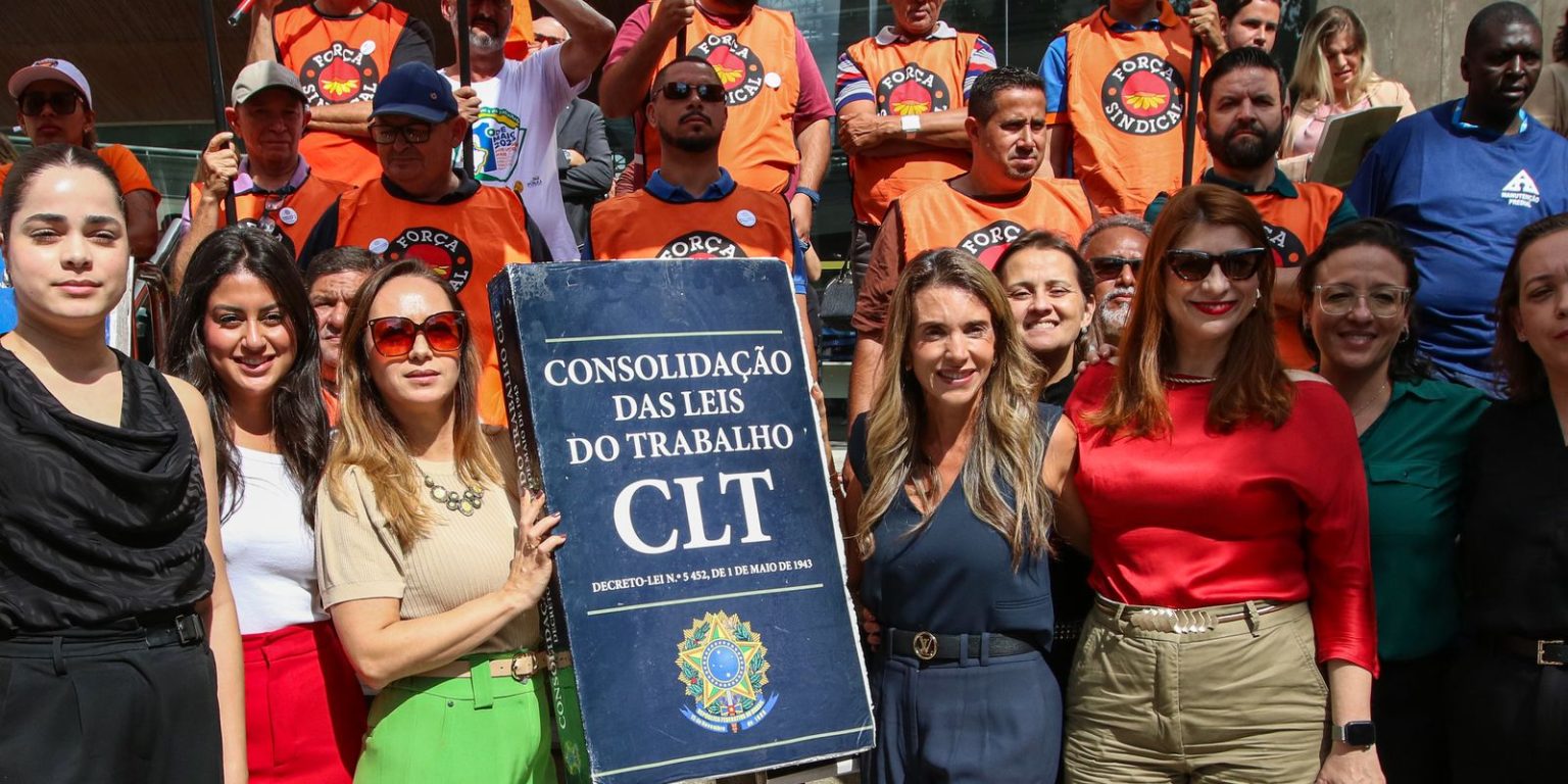 Manifestantes fazem ato em defesa da Justiça do Trabalho em São Paulo manifestantes-fazem-ato-em-defesa-da-justica-do-trabalho-em-sao-paulo