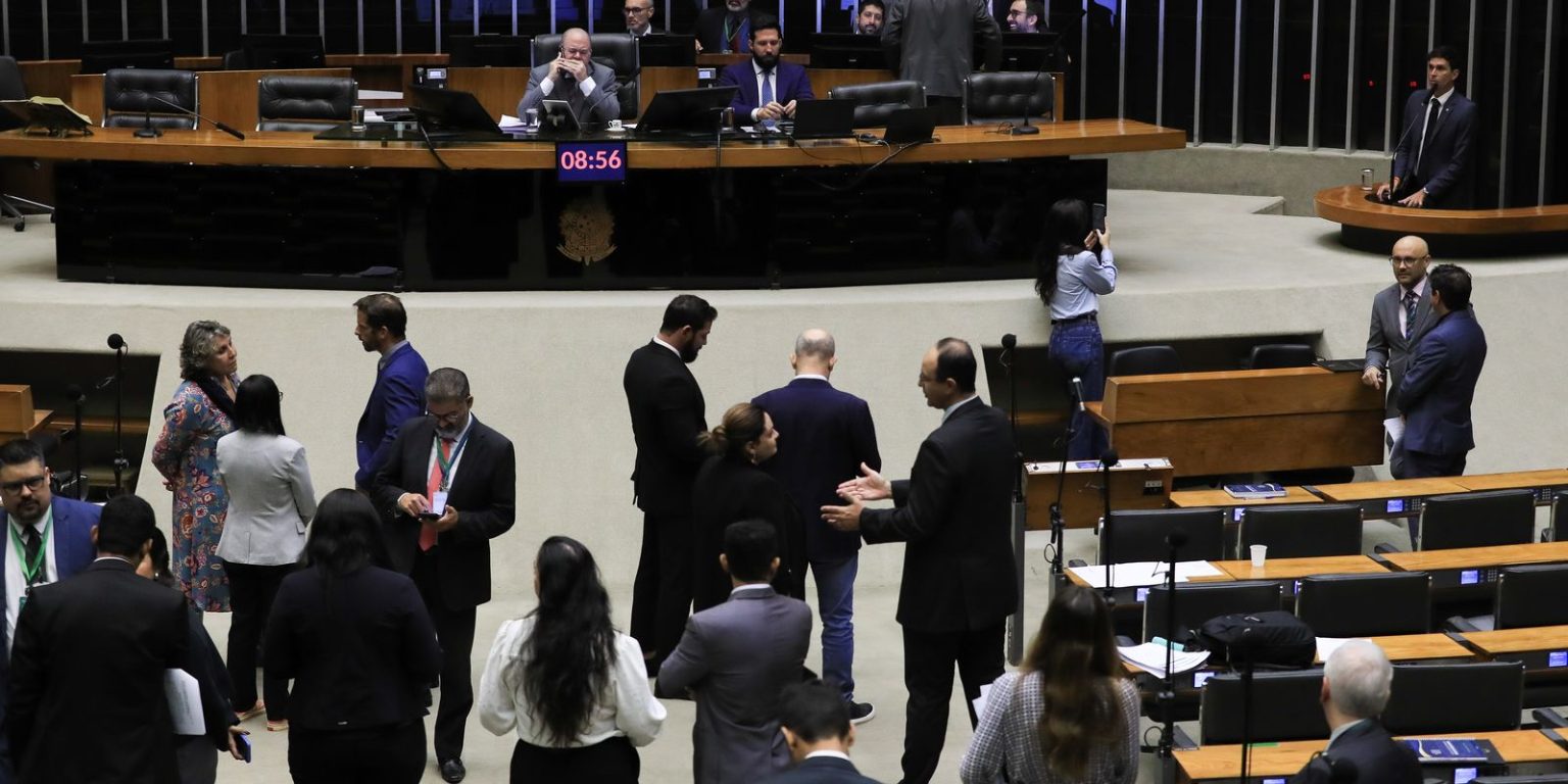 Plenário da Câmara repercute derrubada de decreto sobre IOF plenario-da-camara-repercute-derrubada-de-decreto-sobre-iof