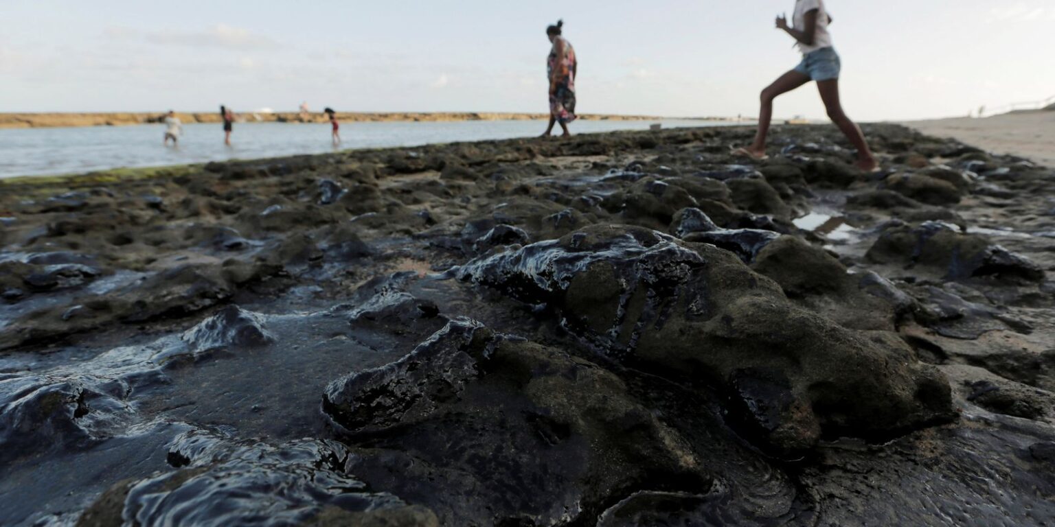 estrangeiros-atrasam-investigacao-sobre-oleo-no-litoral-do-nordeste