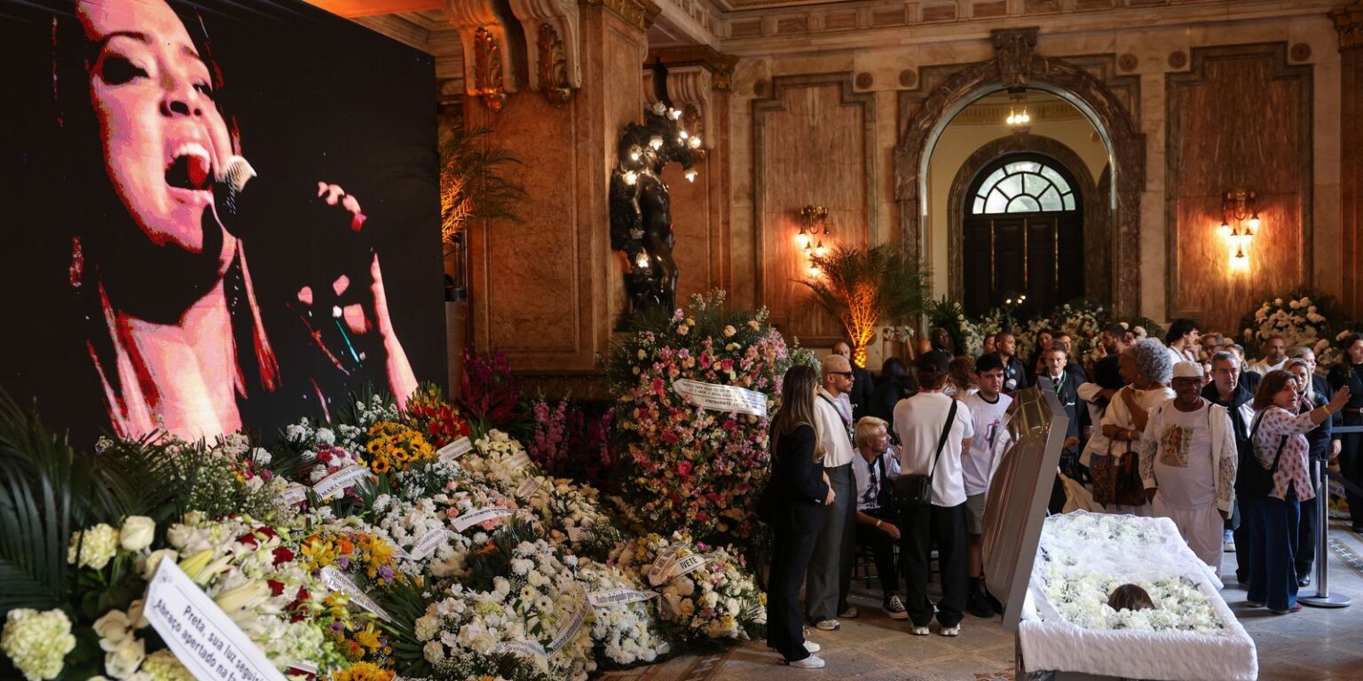 fas-formam-filas-no-theatro-municipal-para-se-despedir-de-preta-gil