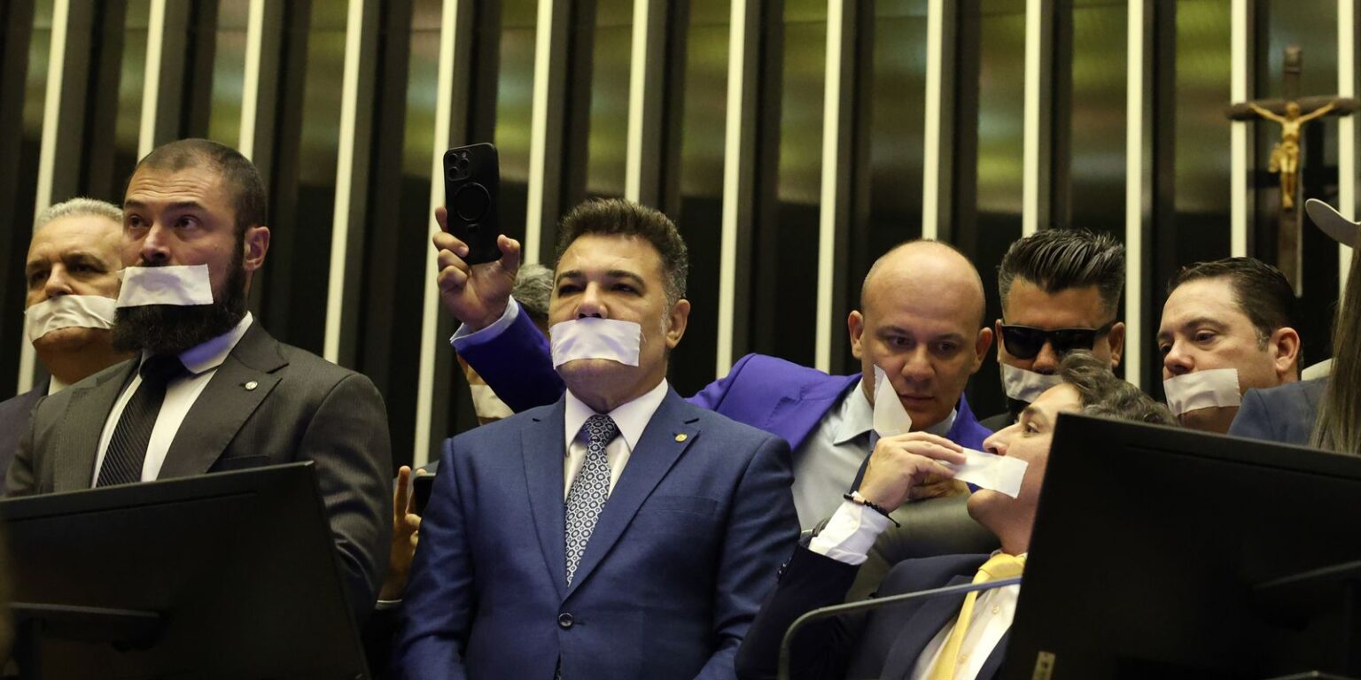 oposicao-pernoita-nos-plenarios-do-congresso-para-impedir-trabalhos