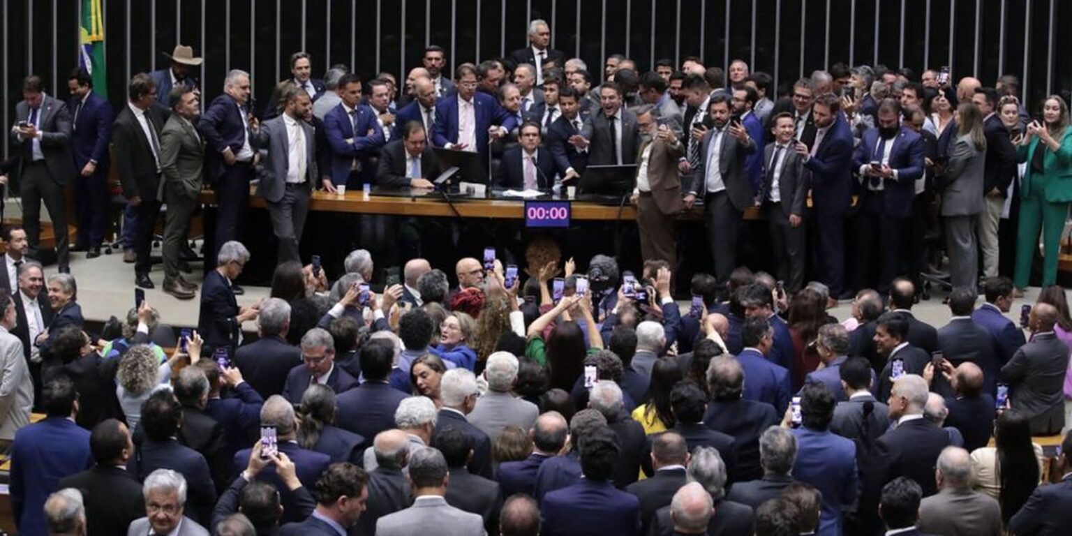 para-juristas,-motim-da-oposicao-quebra-decoro-e-sugere-prevaricacao