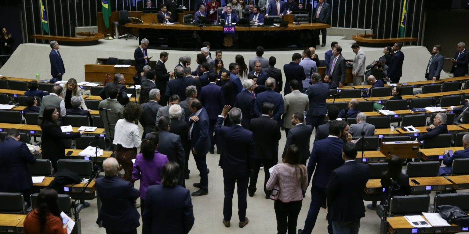 projeto-que-pune-quem-impedir-funcionamento-da-camara-avanca