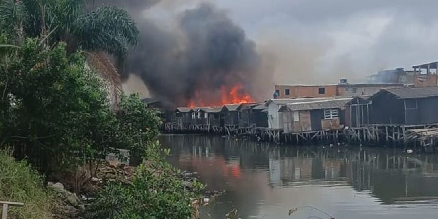 Incêndio volta a atingir comunidade em Santos e deixa feridos incendio-volta-a-atingir-comunidade-em-santos-e-deixa-feridos