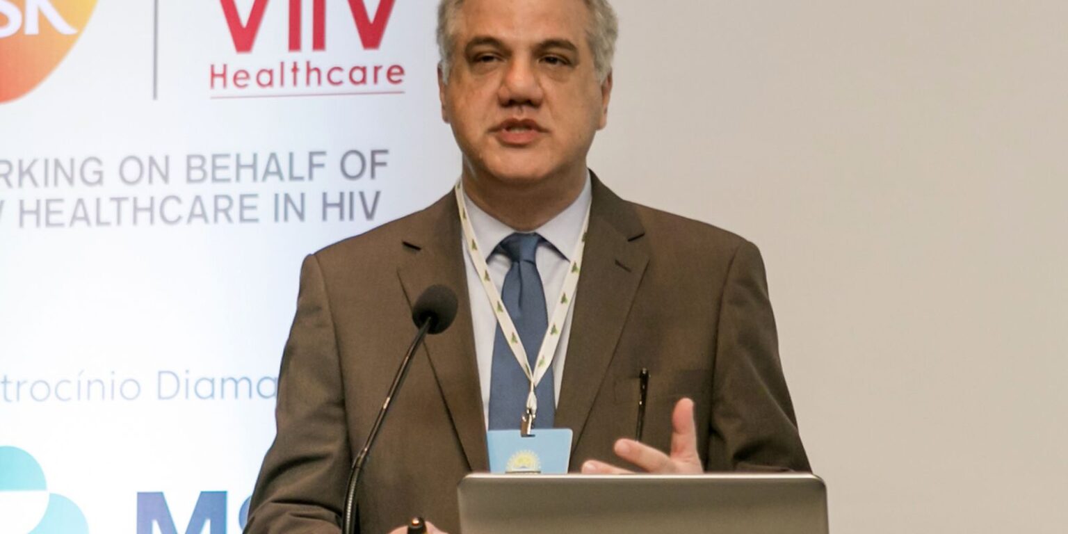 covid-19-continua-acontecendo,-alerta-infectologista