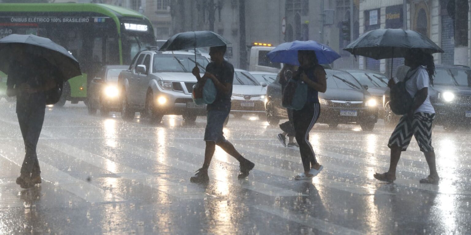 Chuvas em São Paulo deixam feridos e suspendem operação de montadora chuvas-em-sao-paulo-deixam-feridos-e-suspendem-operacao-de-montadora