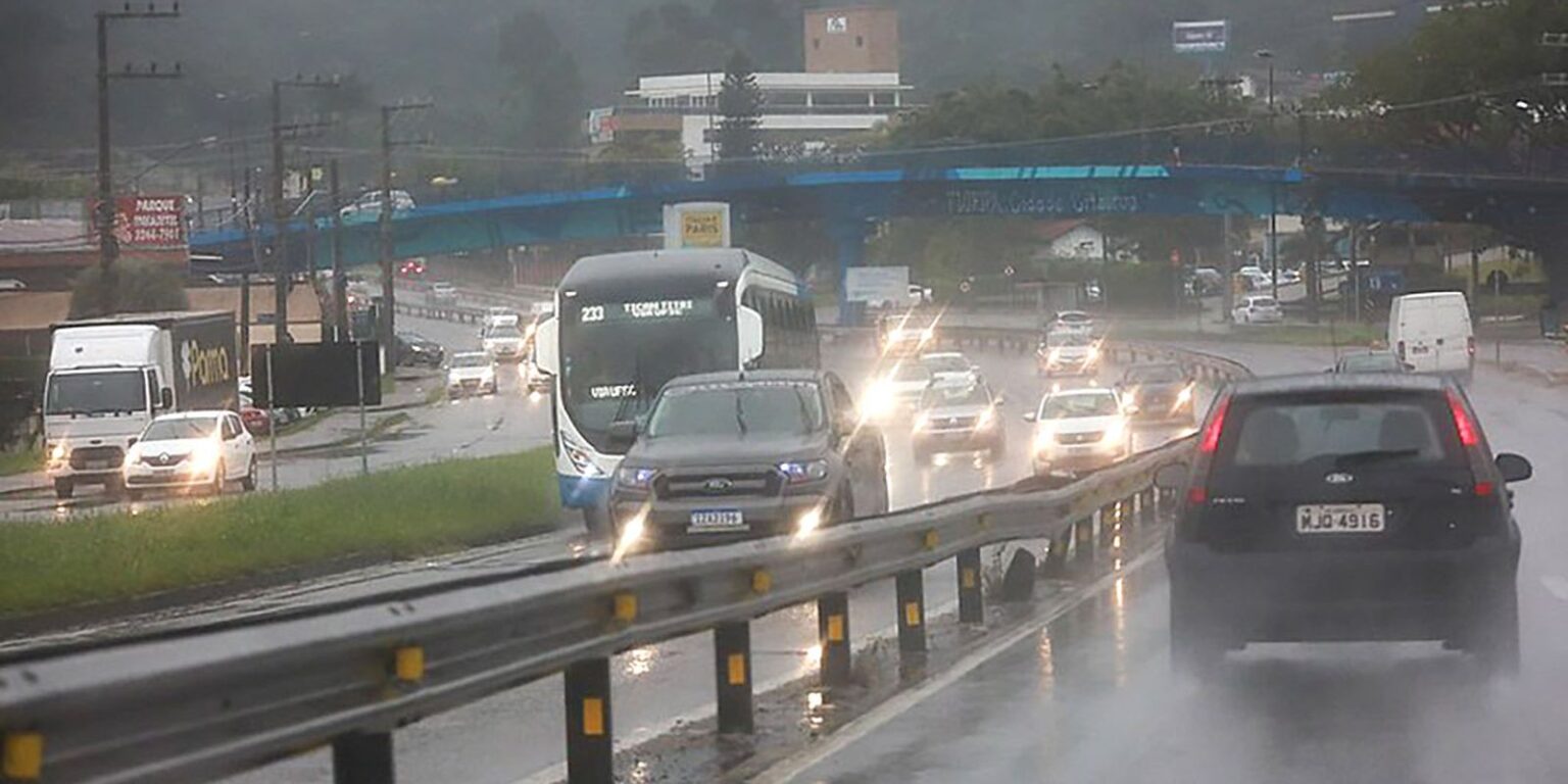frente-fria-deve-causar-temporais-e-rajadas-de-vento-em-sc