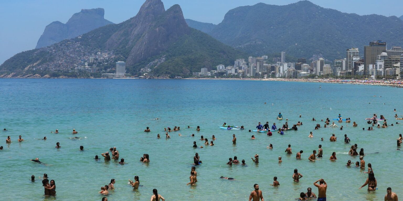 Corpo de piloto do avião que caiu em Copacabana é resgatado corpo-de-piloto-do-aviao-que-caiu-em-copacabana-e-resgatado