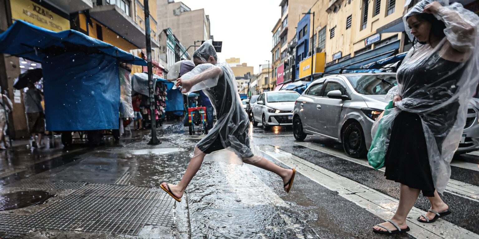 Chuva forte deixa cidade de São Paulo em estado de atenção chuva-forte-deixa-cidade-de-sao-paulo-em-estado-de-atencao