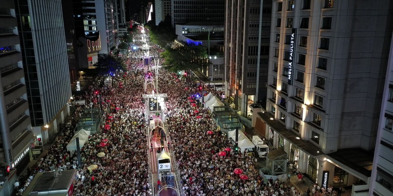 Réveillon na Avenida Paulista teve música e fogos silenciosos reveillon-na-avenida-paulista-teve-musica-e-fogos-silenciosos