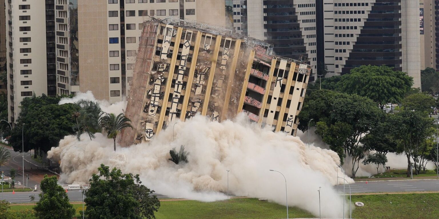 antigo-hotel-de-luxo,-torre-palace-e-implodido-no-centro-de-brasilia
