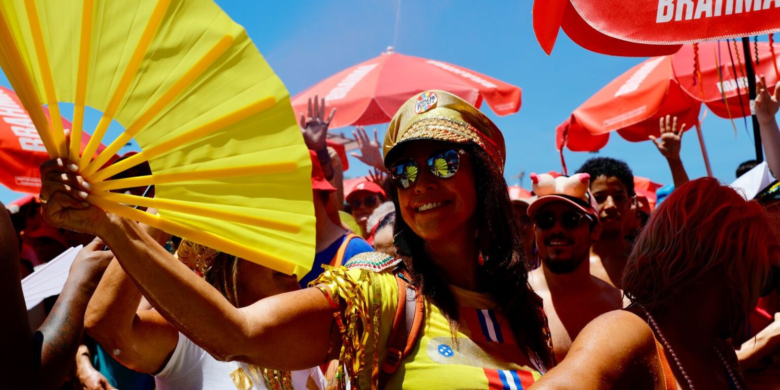 de-samba-a-beatles,-46-blocos-agitam-o-carnaval-no-rio-nesta-segunda