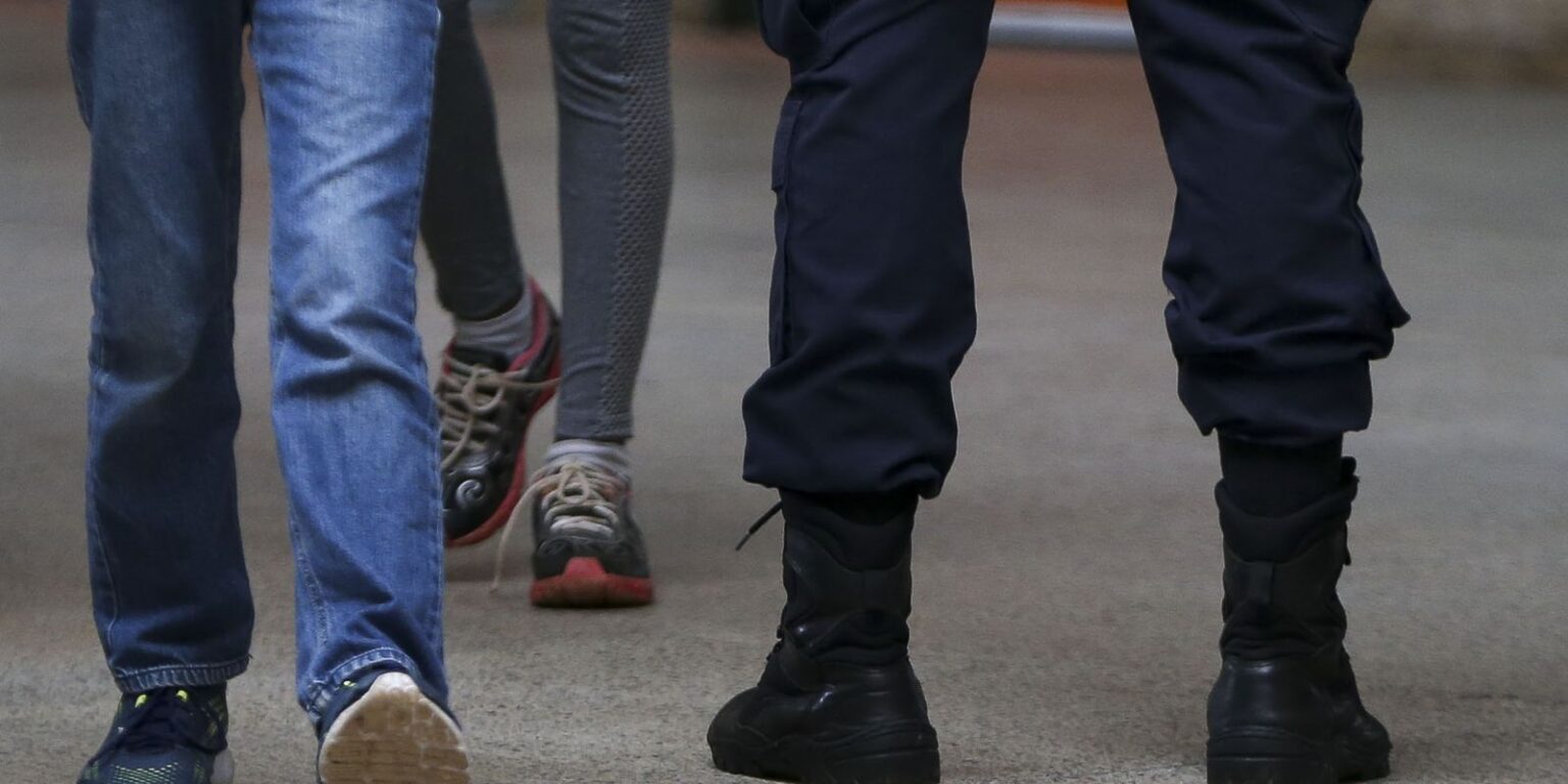 Alunos de escola no DF são “punidos” com flexão e PMs são afastados alunos-de-escola-no-df-sao-“punidos”-com-flexao-e-pms-sao-afastados