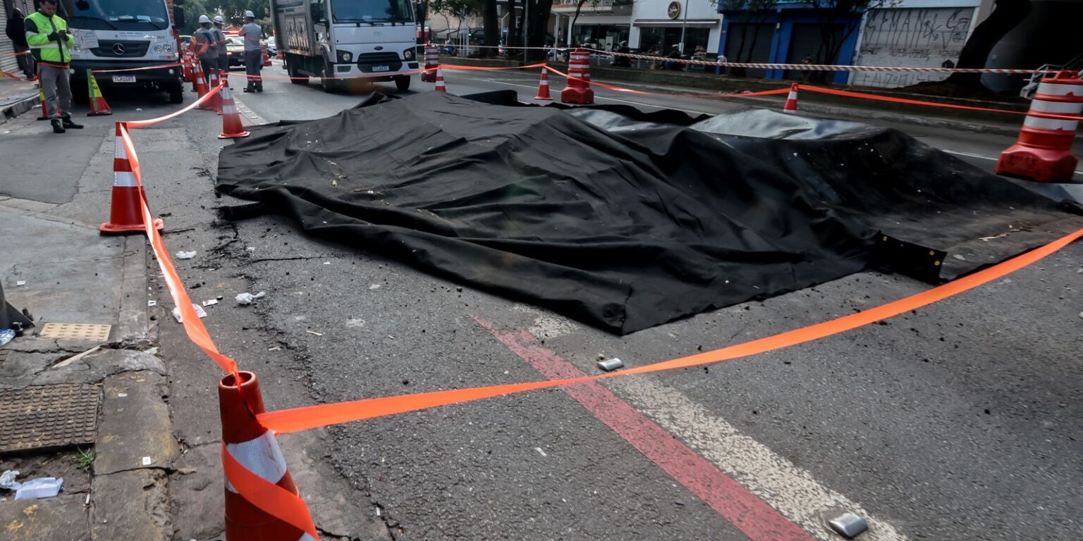 Explosão abre grande buraco na Rua da Consolação em São Paulo explosao-abre-grande-buraco-na-rua-da-consolacao-em-sao-paulo