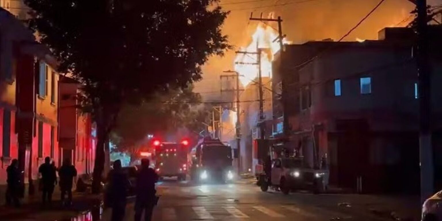 incendio-de-grandes-proporcoes-atinge-fabrica-no-bras,-em-sao-paulo