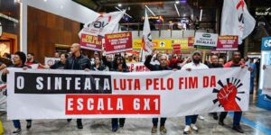 manifestacao-no-aeroporto-de-guarulhos-pede-fim-da-escala-6×1
