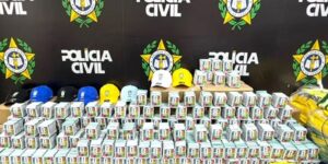 rj:-policia-apreende-mais-de-200-mil-figurinhas-falsificadas-da-copa