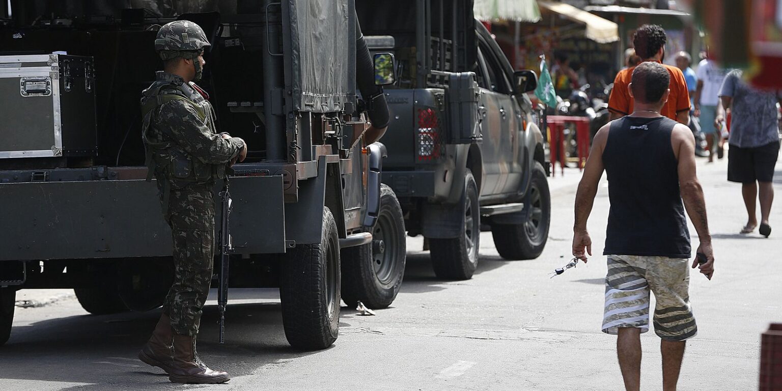 Polícia faz ação para cumprir 56 mandados de prisão na Maré, no Rio policia-faz-acao-para-cumprir-56-mandados-de-prisao-na-mare,-no-rio